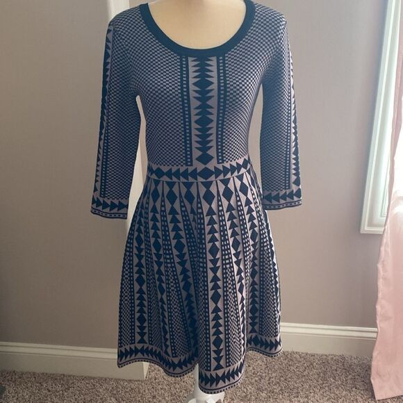 ❤️NWOT Geometric Dress (size Small)❤️ - Picture 1 of 6